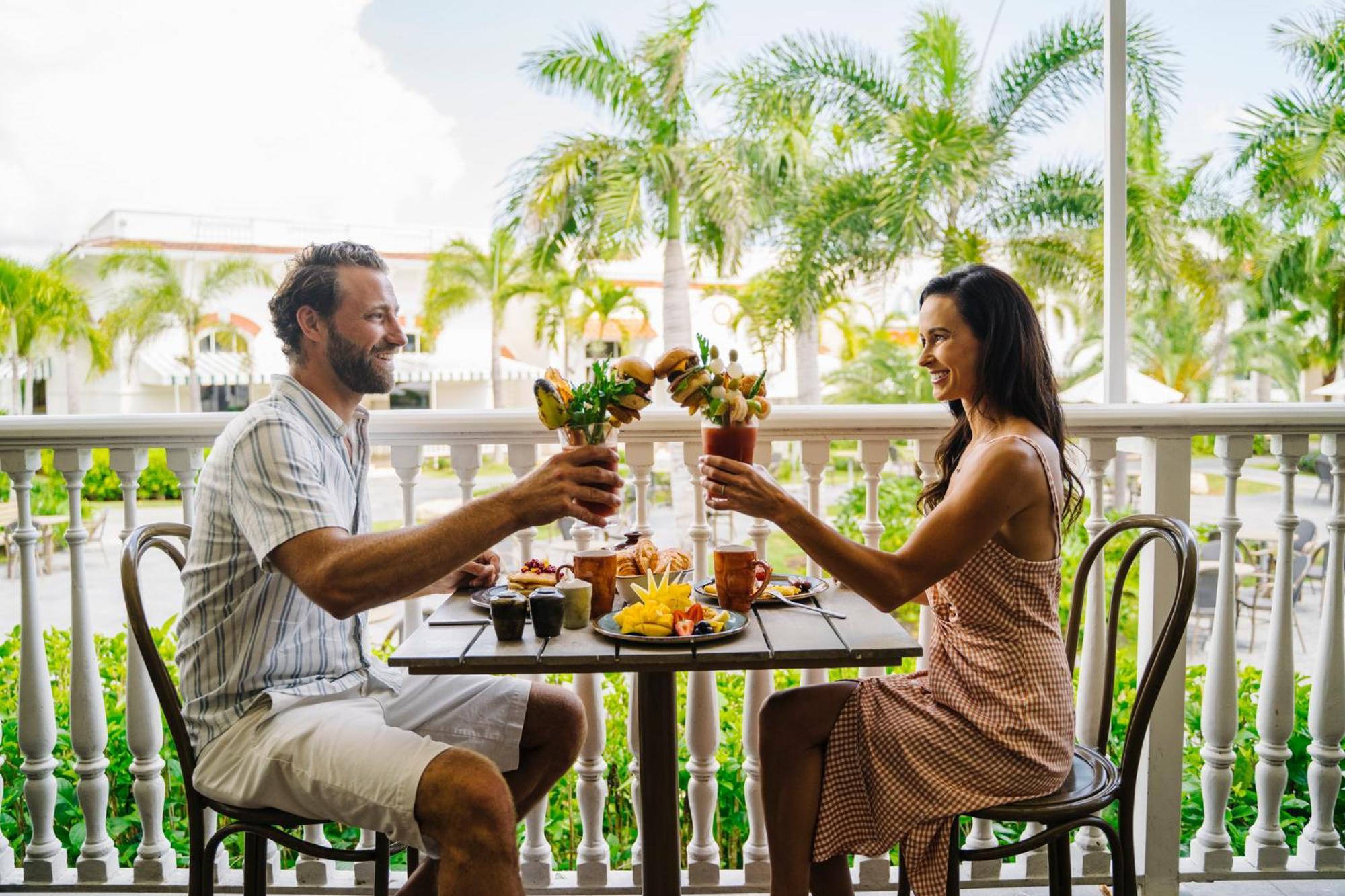 Nickelodeon Resort Punta Cana Exterior foto A couple dining at the hotel