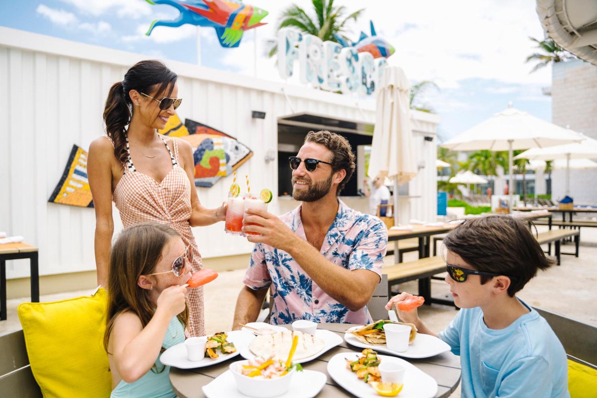 Nickelodeon Resort Punta Cana Exterior foto Family dining at the pool