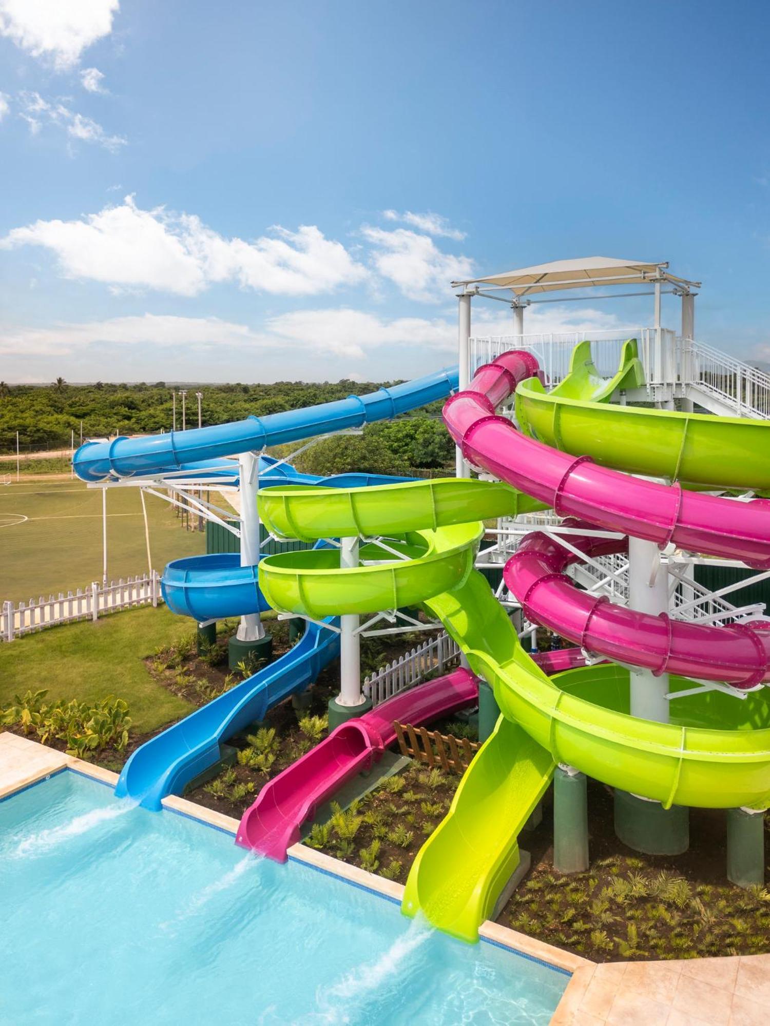 Nickelodeon Resort Punta Cana Exterior foto Water slides at the Splash Jungle Water Park